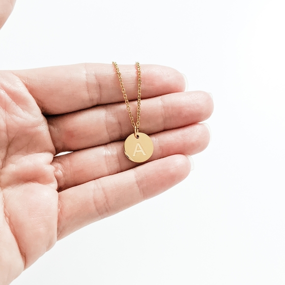 Letter M Circle Pendant Gold-plated Necklace - Picture 5 of 6